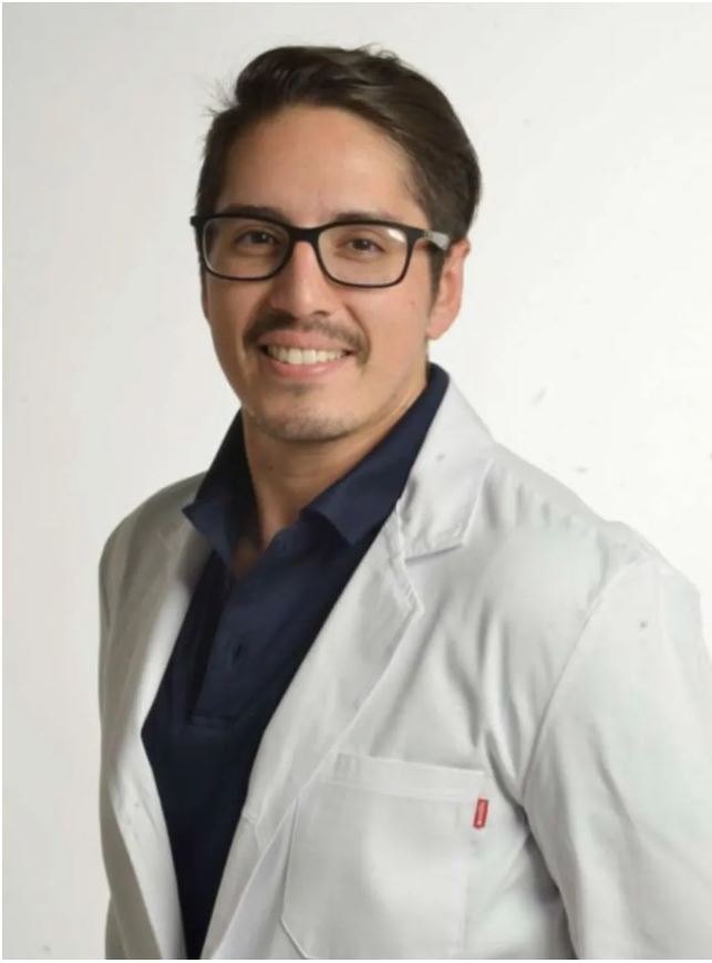 Retrato del Dr. Armando Dávila con bata médica